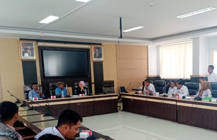 DPRD Kendari laksanakan RDP terkait aduan warga Punggolaka korban banjir lumpur di Ruang Rapat DPRD Kendari, Rabu (22/01/2025).