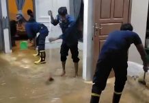 Pasukan Damkar Kendari Bantu Bersihkan Rumah Warga Pasca Banjir
