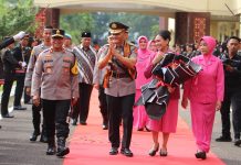Suasana Haru Iringi Pelepasan Purnawirawan Brigjen Pol Tumpal Damayanus