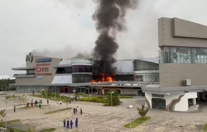 Kebakaran terjadi di Mall The Park Kendari, Selasa (11/2/2025) pagi.