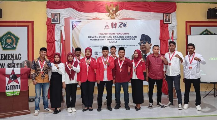 Pengurus Dewan Pimpinan Cabang (DPC) Gerakan Mahasiswa Nasional Indonesia (GMNI) Muna periode 2024-2026 berfoto bersama setelah resmi dilantik di Aula Kantor Kementerian Agama Kabupaten Muna, Salasa (11/02/2025).