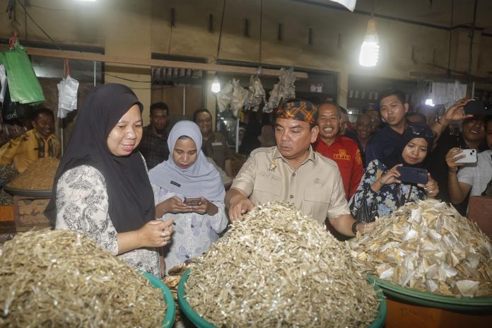 Penjabat (Pj) Gubernur Sulawesi Tenggara (Sultra), Andap Budi Revianto, melakukan inspeksi mendadak (Sidak) ke sejumlah pasar rakyat, gudang Bulog, distributor, dan ritel modern di Kota Kendari, Kamis 13 Februari 2025.