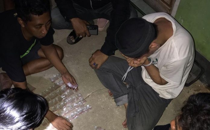 Pengedar sabu hanya bisa tertunduk saat Tim Narko 10 dari Satreskoba Polresta Kendari menemukan 74 paket sabu siap edar.