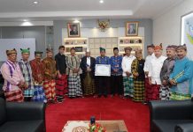 Pj Wali Kota Baubau Terima Penghargaan dari Lembaga Adat dan Budaya Kesultanan Buton