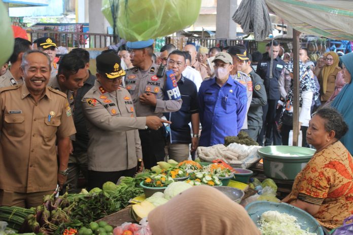 Pantau kenaikan harga bahan pokok jelang bulan ramadan, Kapolda Sulawesi Tenggara Irjen Pol Dwi Irianto SIK MSi melakukan inspeksi mendadak (sidak) di Pasar Sentral Kota Kendari, Selasa, 25 Februari 2025.