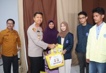 Baksos Polri Presisi Sambut Ramadan 1446 H, Polres Baubau Bagikan Bansos untuk Mahasiswa dan Warga Kurang Mampu