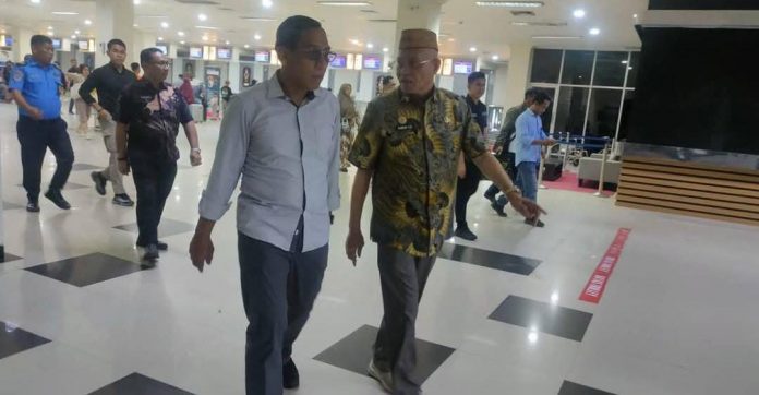 Pemerintah Provinsi Sulawesi Tenggara (Sultra) melalui Sekretaris Daerah (Sekda), Drs. H. Asrun Lio, M.Hum., Ph.D., bersama Ketua Tim Pengendali Program Quick Win ASR-Hugua, Mayjen TNI (Purn) Purnomo Sidi, S.I.P., M.H., M.M., telah melaksanakan gladi bersih penyambutan Gubernur dan Wakil Gubernur Sultra periode 2025-2030, Jumat 28 Februari 2025.