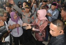 Kedatangan Siska Karina Imran dan Sudirman disambut Hangat Ribuan Warga Kendari