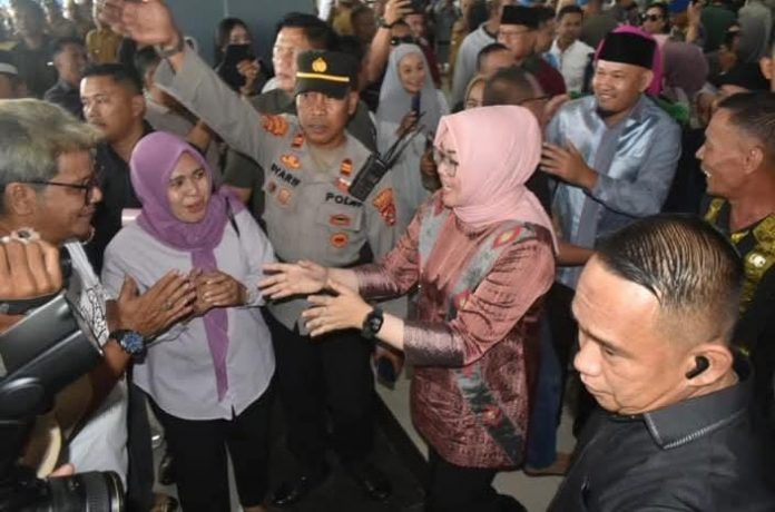 Ribuan warga Kota Kendari turun ke jalan untuk menyambut kedatangan pemimpin baru mereka, Wali Kota Kendari Siska Karina Imran dan Wakil Wali Kota Sudirman, Sabtu 1 Maret 2025.