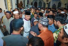 Gubernur Sultra Salat Tarawih Berjamaah dan Bagikan Sembako di Masjid Raya Al-Kautsar Kendari