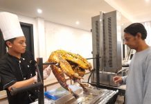 Beri Pengalaman Berbeda, Swiss-Bellhotel Kendari Hadirkan Kambing Guling untuk Berbuka Puasa