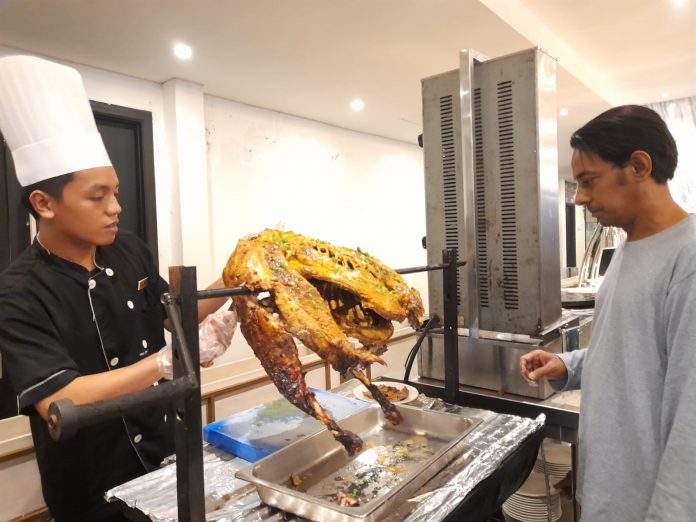 Swiss-Bellhotel Kendari Hadirkan Kambing Guling untuk Berbuka Puasa