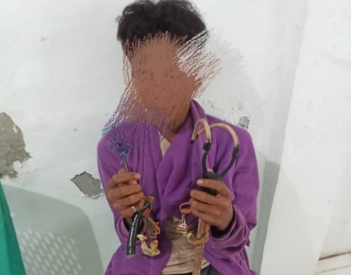 Remaja berinsial MA (15) diamankan tim gabung karena kedapatan membawa mata busur beserta alat pelontarnya di jembatan teluk Kendari, Selasa, 4 Maret 2025.