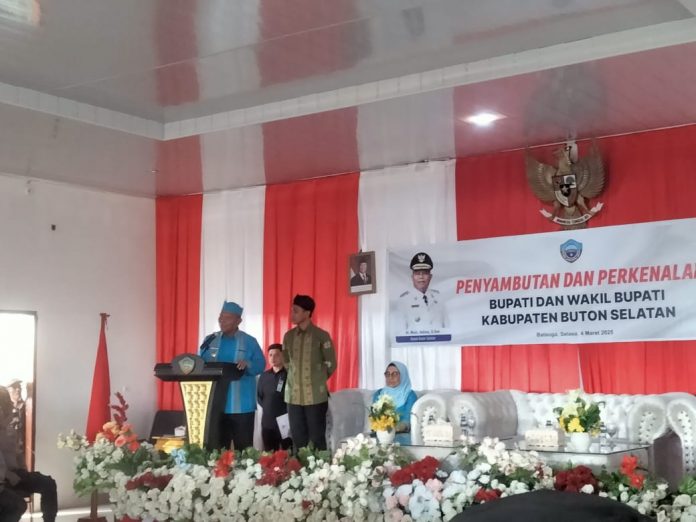 Bupati dan Wakil Bupati Busel, M. Adios - La Ode Risawal, saat melakukan perkenalan dihadapan tokoh masyarakat di Rujab Busel, Selasa 4 Maret 2025. Foto : Rk/Datasultra.com