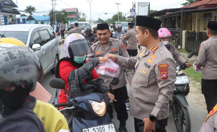 Kapolresta Kendari Kombes Pol Eko Widiantoro ikut membagikan paket takjil kepada pengendara yang melintas di depan Polresta Kendari.