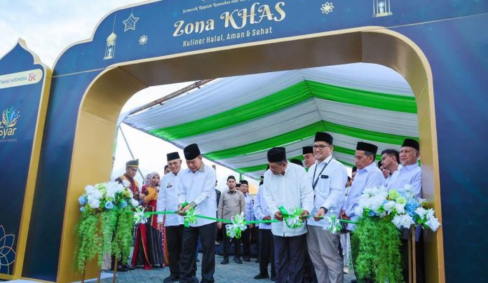 Gubernur Sulawesi Tenggara (Sultra), Mayjen TNI (Purn) Andi Sumangerukka (ASR), secara resmi meluncurkan Zona Kuliner Halal, Aman, dan Sehat (KHAS) di Masjid Al-Alam Kendari, Rabu 5 Maret 2025.
