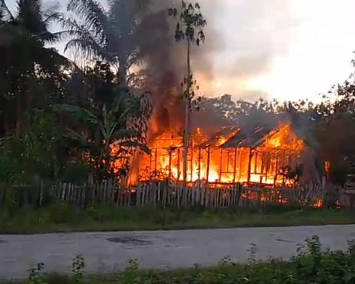 Sebuah rumah di Desa Wuna, Kecamatan Barangka, Kabupaten Muna Barat, terbakar hebat pada Jumat, 7 Maret 2025.