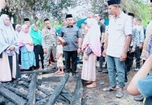 Bupati Muna Barat La Ode Darwin Kunjungi Korban Kebakaran di Desa Wuna, Beri Bantuan Rp32 Juta