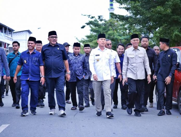Sekda Sultra, Drs H Asrun Lio MHum PhD saat bersama Gubernur, Mayjen TNI (Purn) Andi Sumangerukka.