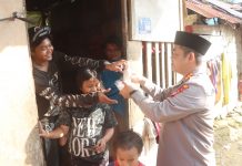 Kapolresta Kendari Bagikan Takjil ke Masyarakat Door to Door