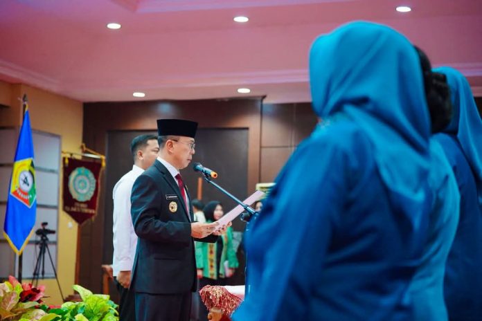 Gubernur Sulawesi Tenggara (Sultra), Mayjen TNI (Purn) Andi Sumangerukka resmi melantik pengurus baru Tim Penggerak Pemberdayaan dan Kesejahteraan Keluarga (TP PKK) Provinsi Sulawesi Tenggara untuk masa bhakti 2025-2030 di Aula Merah Putih Rumah Jabatan Gubernur Sultra, Selasa 11 Maret 2025.