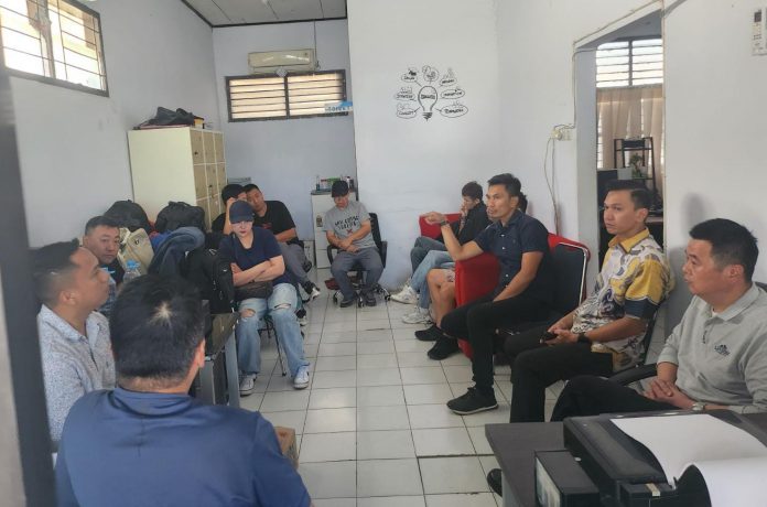 Sembilan WNA asal Cina saat dibawa ke Kantor Kantor Imigrasi Kelas I TPI Kendari untuk menjalani pemeriksaan.