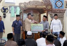 Wagub Sultra Hugua Pulang Kampung ke Tomia, Safari Ramadan dan Serahkan Bantuan
