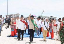 Safari Ramadhan di Kaledupa, Wagub Sultra Hugua Salurkan 1.360 Paket Sembako