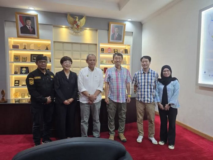 Wali Kota Baubau, H. Yusran Fahim, SE, menerima kunjungan Direktur Utama Korea Ciacia Culture Exchange Association (KCCEA), Prof. Kim Hallan, dalam rangka membahas kelanjutan kerja sama antara Kota Baubau dan lembaga non-pemerintah asal Korea tersebut di ruang kerja Wali Kota Baubau, Jumat 14 Maret 2025.