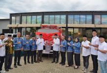 Kalla Toyota Perkuat Komitmen CSR dengan Serahkan Mobil Pemadam Kebakaran dan Tempat Sampah ke Pemkot Kendari