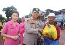 Kapolres Baubau Berikan Paket Lebaran kepada Warga yang Membutuhkan