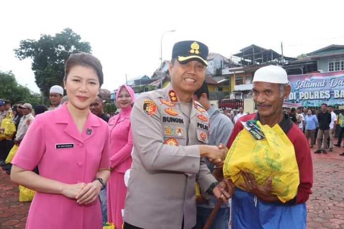 Dalam semangat kebersamaan dan kepedulian di bulan suci Ramadan 1446 H, Kapolres Baubau, AKBP Bungin Masokan Misalayuk, S.H., S.I.K., M.Si, membagikan paket lebaran kepada masyarakat yang membutuhkan.