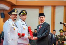 Gubernur Sultra Lantik Azhari-Adam Basan sebagai Bupati dan Wakil Bupati Buton Tengah 2025-2030
