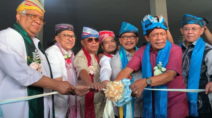 Wakil Gubernur Sultra, Hugua didampingi Anggota DPR RI Ali Mazi, Anggota DPD RI Amirul Tamim, Dirut Super Air Jet Ari Azhari, Wali Kota Baubau Yusran Fahim, Bupati Buton, dan Bupati Buton Selatan resmi melaunching penerbangan perdana pesawat Super Air Jet tipe Airbus 320 di Bandara Betoambari, Senin 7 April 2025.