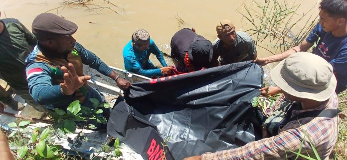 Proses evakuasi jenazah korban yang diterkam buaya saat mencari kerang sungai di Kecamatan Tinanggea, Kabupaten Konawe Selatan.