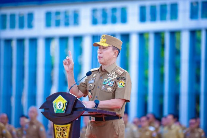 Gubernur Sulawesi Tenggara (Sultra), Mayjen TNI (Purn.) Andi Sumangerukka, memimpin apel gabungan perdana usai libur panjang Idul Fitri 1446 H di halaman kantor gubernur, Selasa 8 April 2025.
