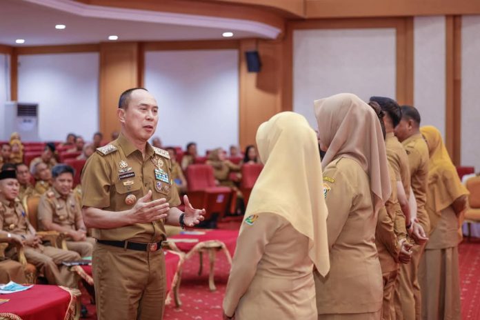 Gubernur Sulawesi Tenggara (Sultra), Mayjen TNI (Purn) Andi Sumangerukka (ASR), resmi membuka Forum Lintas Perangkat Daerah dalam rangka penyusunan Rencana Kerja Perangkat Daerah (Renja PD) Tahun 2026 di Ruang Pola Kantor Gubernur Sultra, Selasa 8 April 2025.