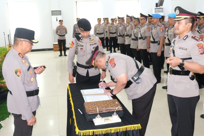 Kapolda Sulawesi Tenggara (Sultra), Irjen Pol Dwi Irianto memimpin sertijab sejumlah PJU dan Kapolres jajaran Polda Sultra.