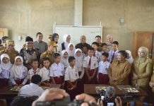 Tegaskan Komitmen Bangun SDM Sultra, Gubernur ASR Dampingi Wamendagri Kunjungi Dua Sekolah di Baubau