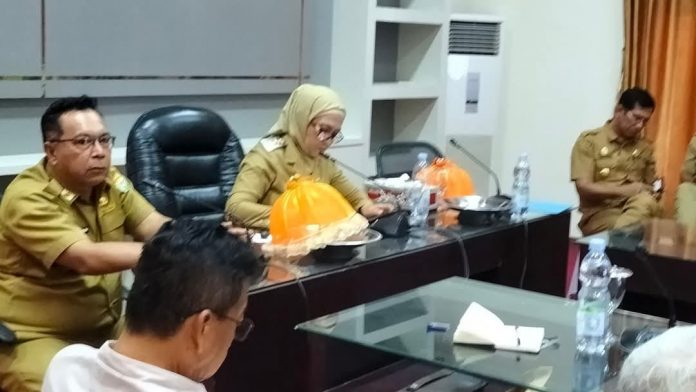 Pemerintah Kota Baubau melaksanakan evaluasi perdana terhadap 16 program quick win 100 hari kerja yang dipimpin langsung Wakil Wali Kota, Ir. Wa Ode Hamsinah Bolu, M.Sc, Selasa 15 April 2025.