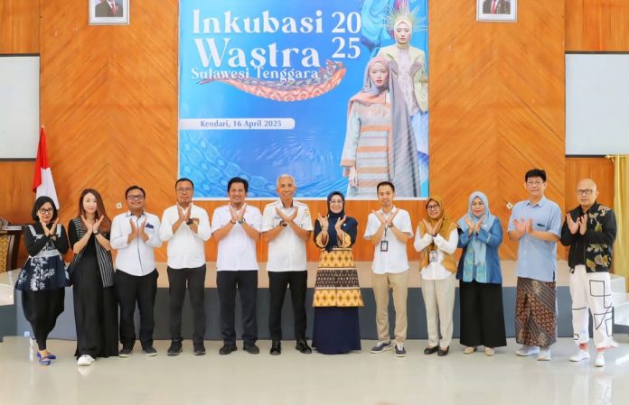 Ketua Dewan Kerajinan Nasional Daerah (Dekranasda) Provinsi Sulawesi Tenggara, Ny. Arinta Nila Hapsari resmi membuka kegiatan Kick Off Program Inkubasi Wastra Tahun 2025 yang digelar oleh Kantor Perwakilan Bank Indonesia Provinsi Sultra di Aula Balai Pelatihan Vokasi dan Produktivitas (BPVP) Kendari, Rabu 16 April 2025.