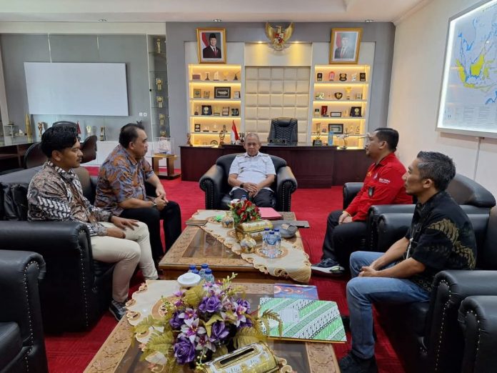 Wali Kota Baubau, H. Yusran Fahim, SE, memberikan dukungan penuh terhadap rencana perluasan dan penambahan mesin Pembangkit Listrik Tenaga Mesin Gas (PLTMG) 2 milik PLN yang akan menambah daya sebesar 30 Megawatt (MW) di Kota Baubau.