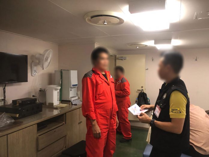 Kantor Imigrasi Kelas I TPI Kendari telah saat melakukan pemeriksaan awak kapal dari luar negeri yang keluar dan masuk datang di pelabuhan internasional wilayah kerja Imigrasi Kendari