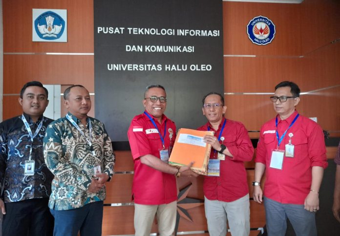 Penyerahan soal UTBK-SNBT oleh Rektor UHO, Prof. Muhammad Zamrun kepada panitia UTBK, Rabu (23/04/2025).