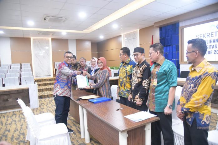 Prof Armid saat menddaftar sebagai Balon Rektor UHO, Kamis (24/04/2025).