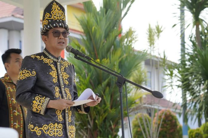 Bupati Kolaka, H. Amri, S.STP., M.Si memimpin langsung upacara peringatan Hari Pendidikan Nasional (Hardiknas) tahun 2025 yang digelar di halaman Kantor Bupati Kolaka, Jumat 2 Mei 2025