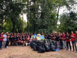 Kolaborasi Inspiratif: Mahasiswa KKN UHO, Pemdes Barangka, dan Saka Bhayangkara Bersihkan Permandian Matakidi