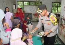 Jumat Berkah Peduli Anak Jalanan, Kapolres Baubau Bagikan Buku Iqro dan Berikan Motivasi