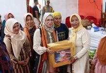 Ketua Dekranasda Sultra Serahkan Bantuan di Muna, Dorong Perajin Tenun Masalili Tembus Pasar Nasional