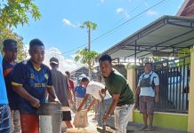 Turun Tangan Aduk Semen, Anggota DPRD Baubau Ikut Gotong Royong Perbaiki Jalan Rusak di Liwuto